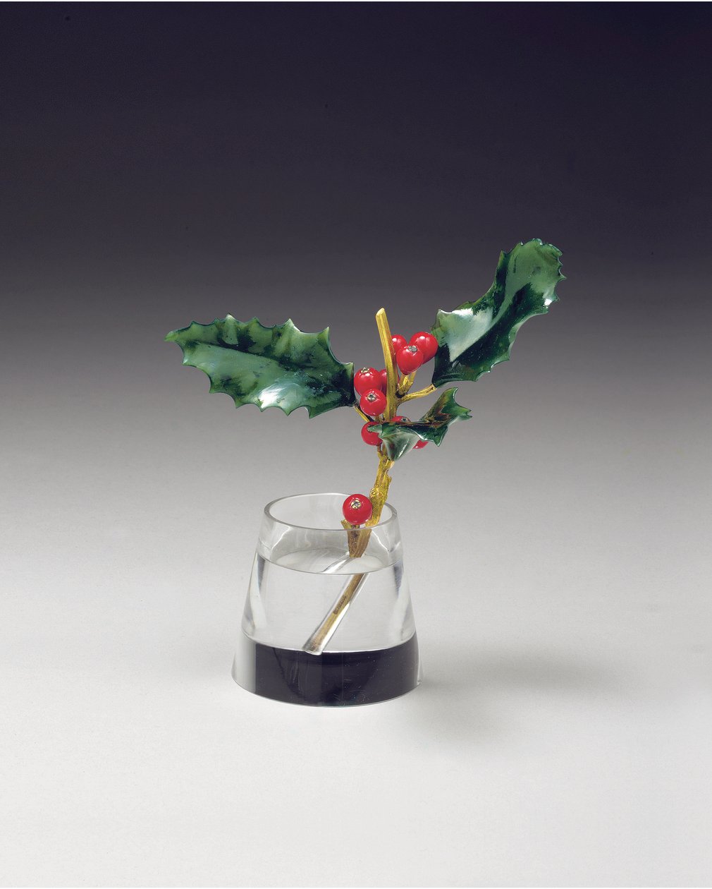 Rama de acebo en un jarrón cónico, c.1890 de Carl Fabergé