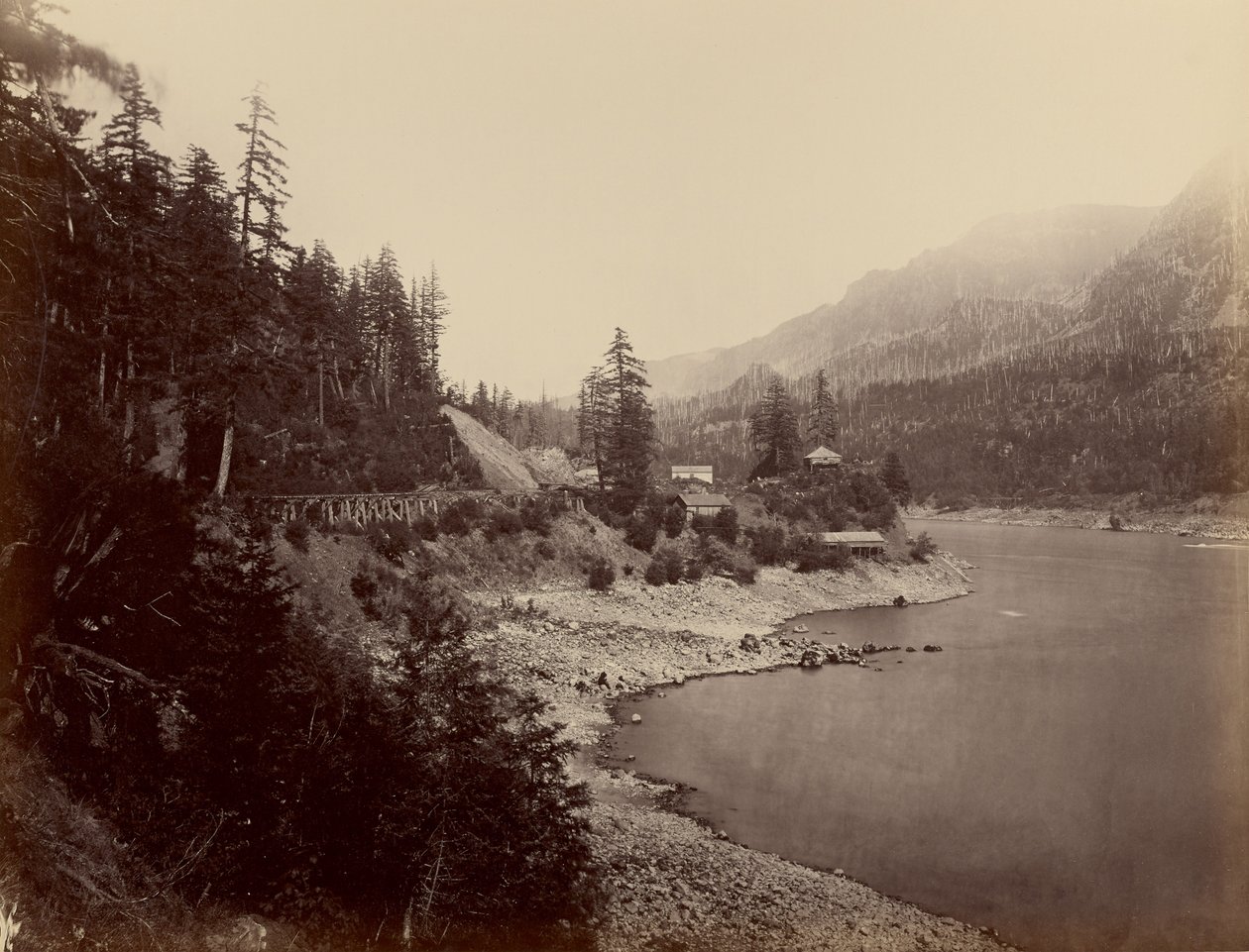 [The Middle Block House, Columbia River] de Carleton Watkins