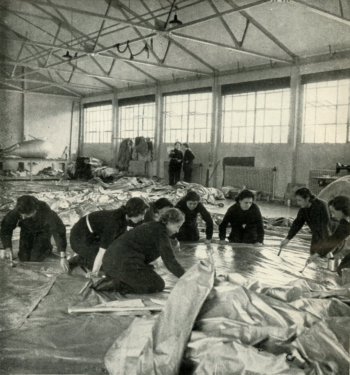 Trabajadores de tela de globo, c1943 de Cecil Beaton