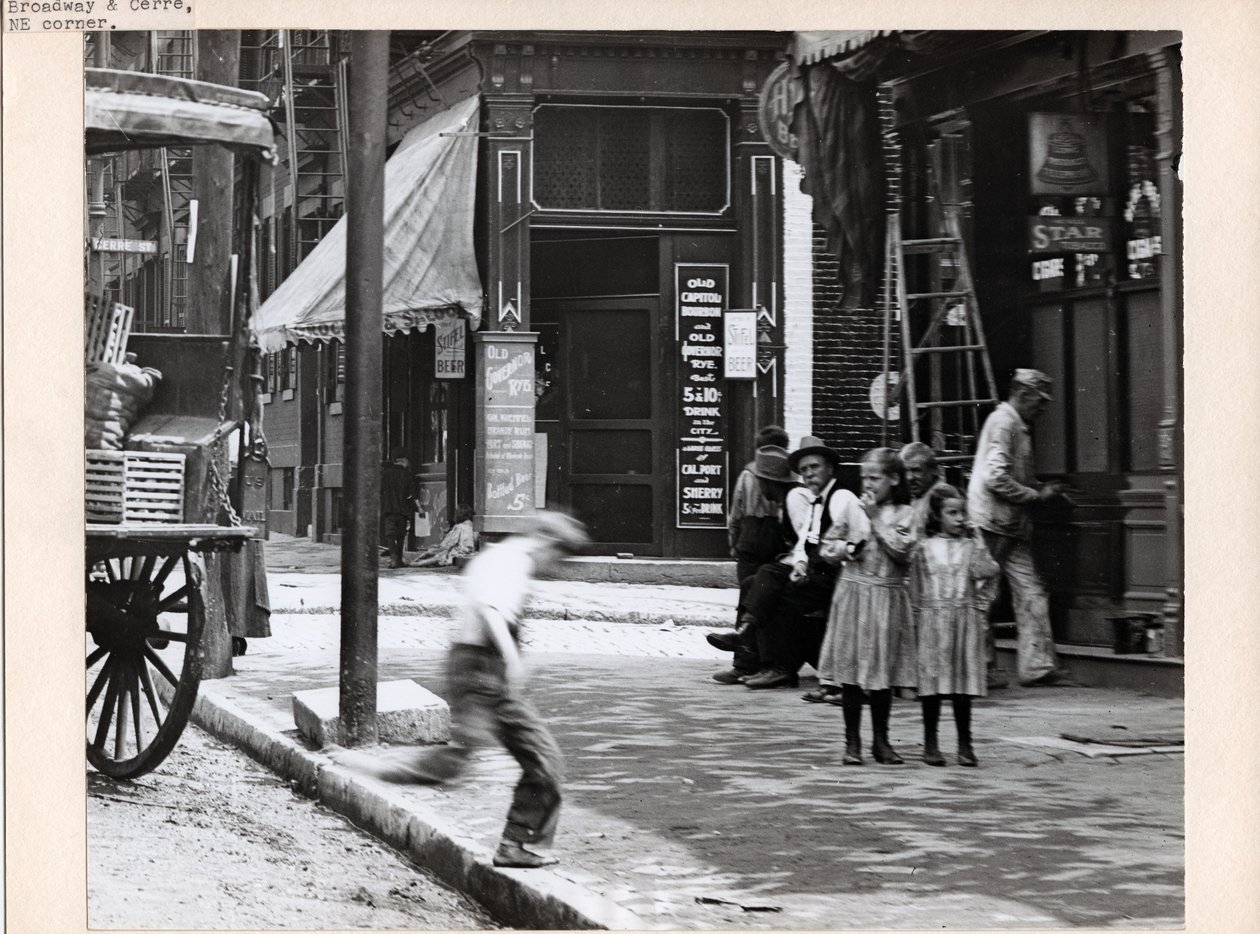 Un niño corre hacia la acera cerca de dos niñas en la esquina de Broadway y Cerre de Charles Clement Holt