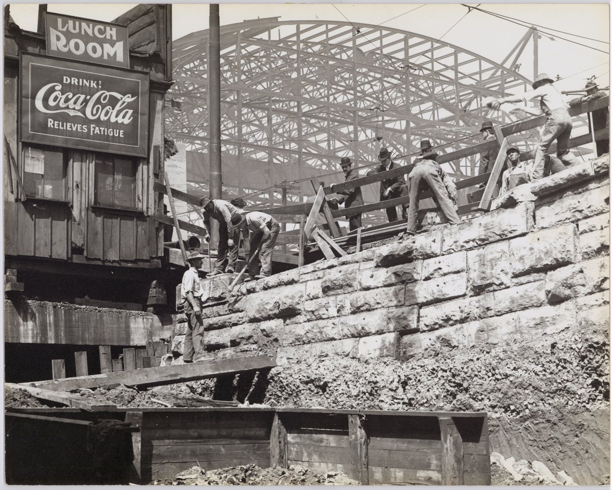 Trabajos de construcción en o cerca de los cobertizos de la estación de tren Union de St. Louis de Charles Clement Holt