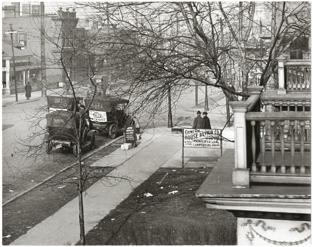 Fotografía horizontal en blanco y negro que muestra una escena de acera no identificada de Charles Clement Holt