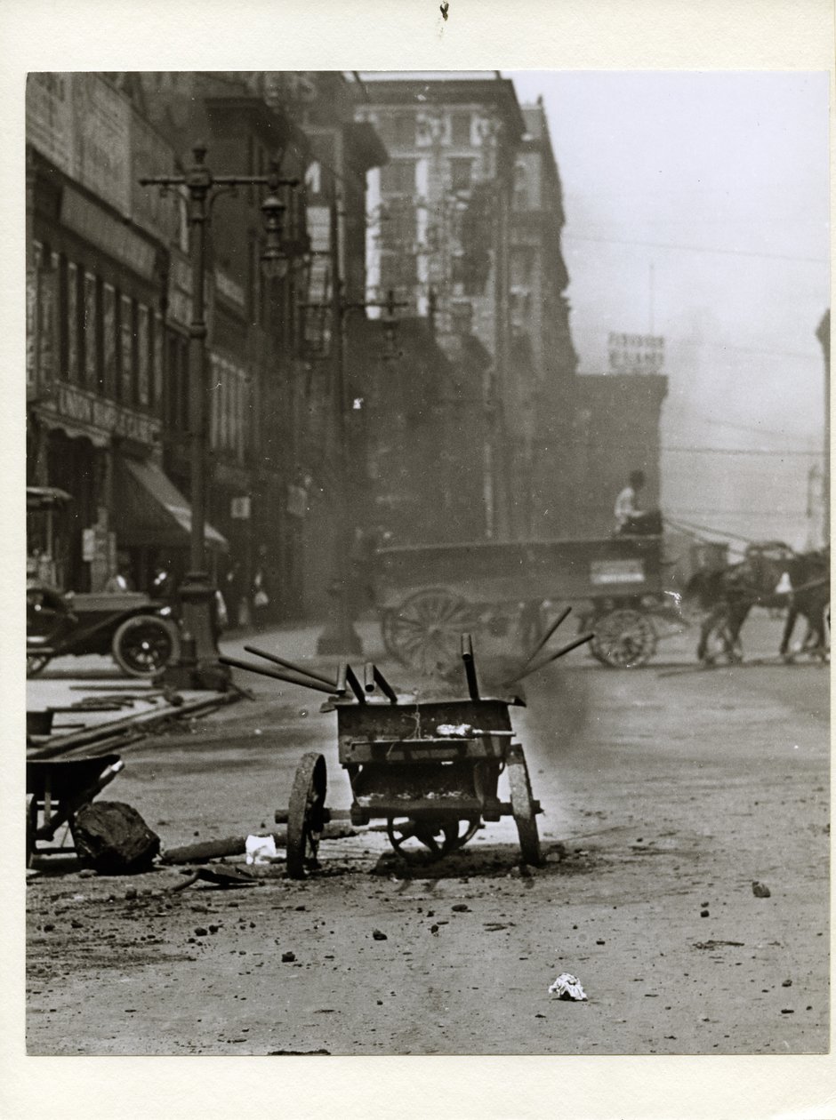 Equipo de reparación de calles en la esquina suroeste de Chestnut Street y 12th Street, ahora Tucker Boulevard de Charles Clement Holt
