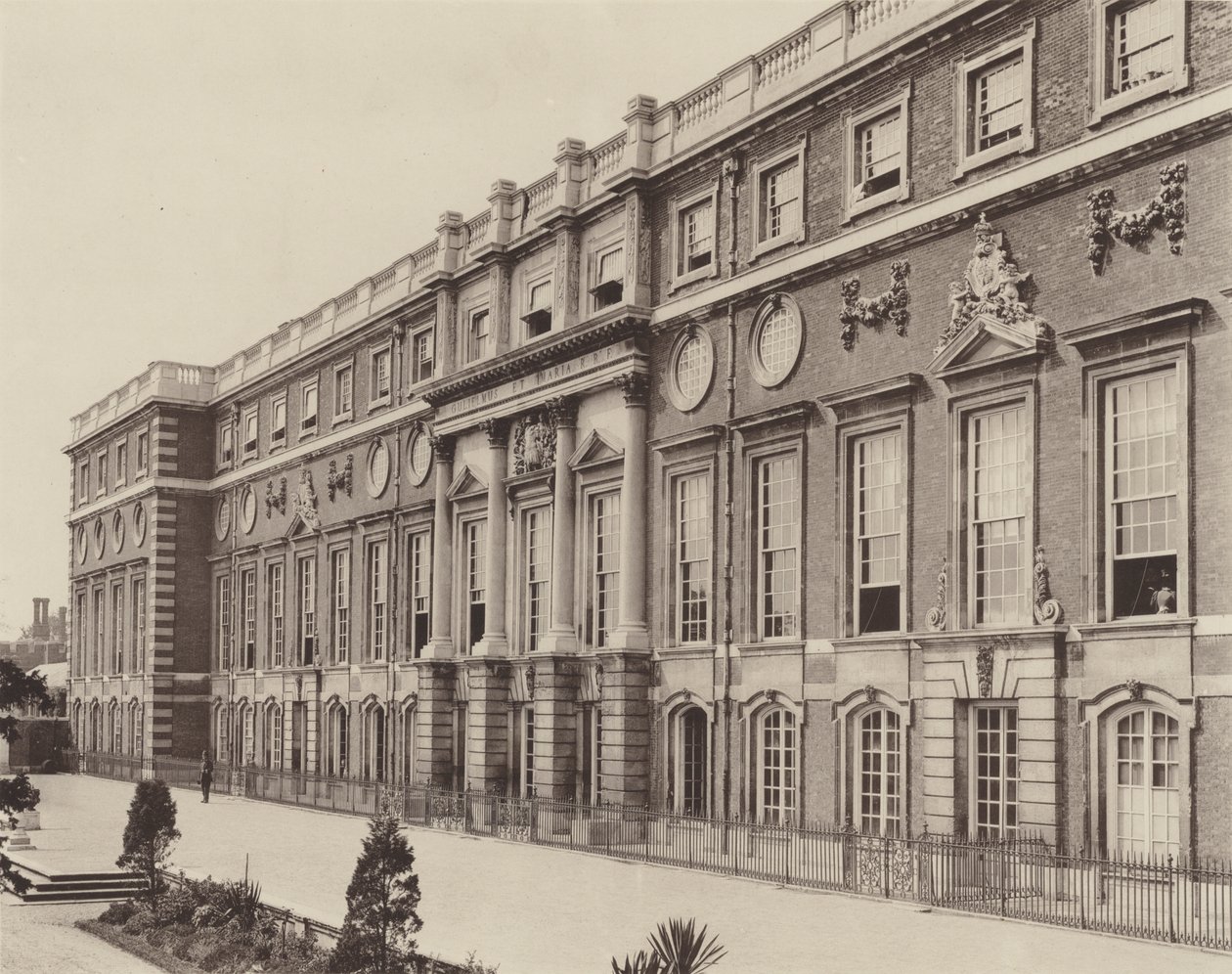 Palacio de Hampton Court, el Frente del Río de Charles Latham