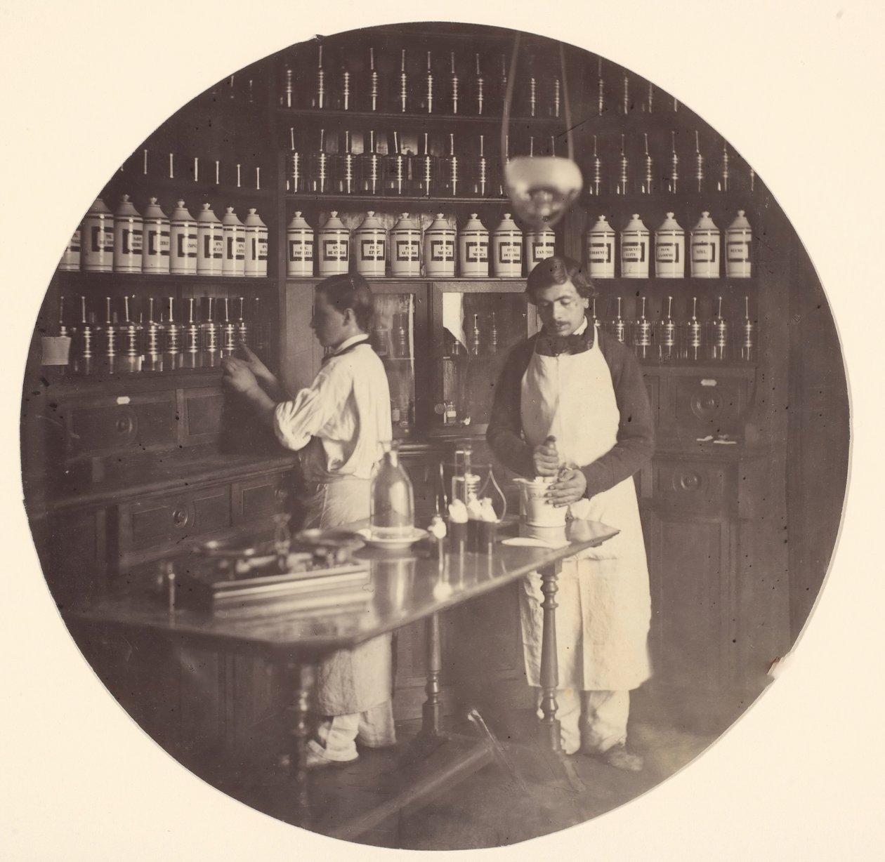 Asilo Imperial de Vincennes, la farmacia, 1858-59 de Charles Nègre