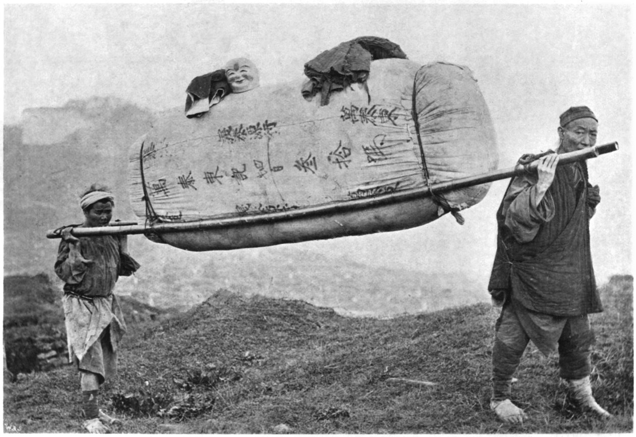 Coolies cargando algodón, 1901 de Chinese Photographer