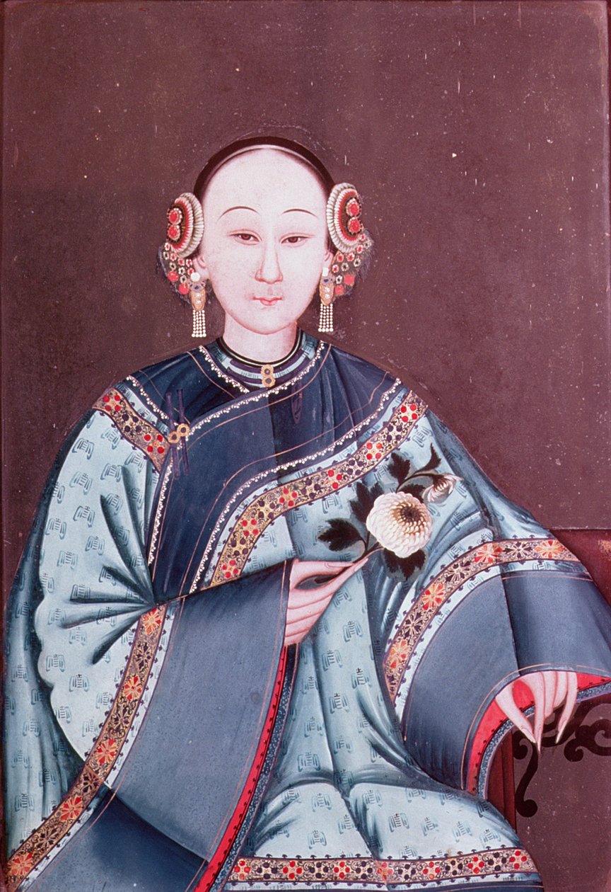 Mujer china en traje tradicional sosteniendo una sola flor de Chinese School