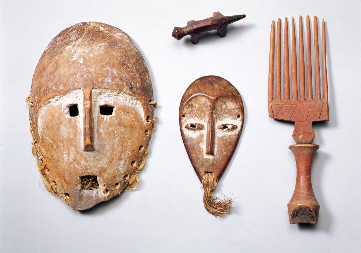 Máscaras de Lukungu, peine y figura zoomorfa (madera y fibra) de Congolese