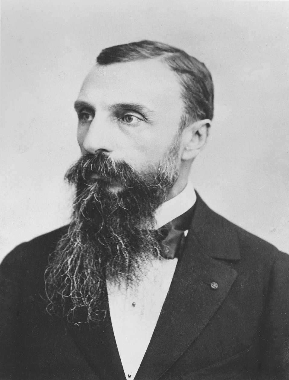 Retrato del explorador Auguste Pavie de Courret Brothers