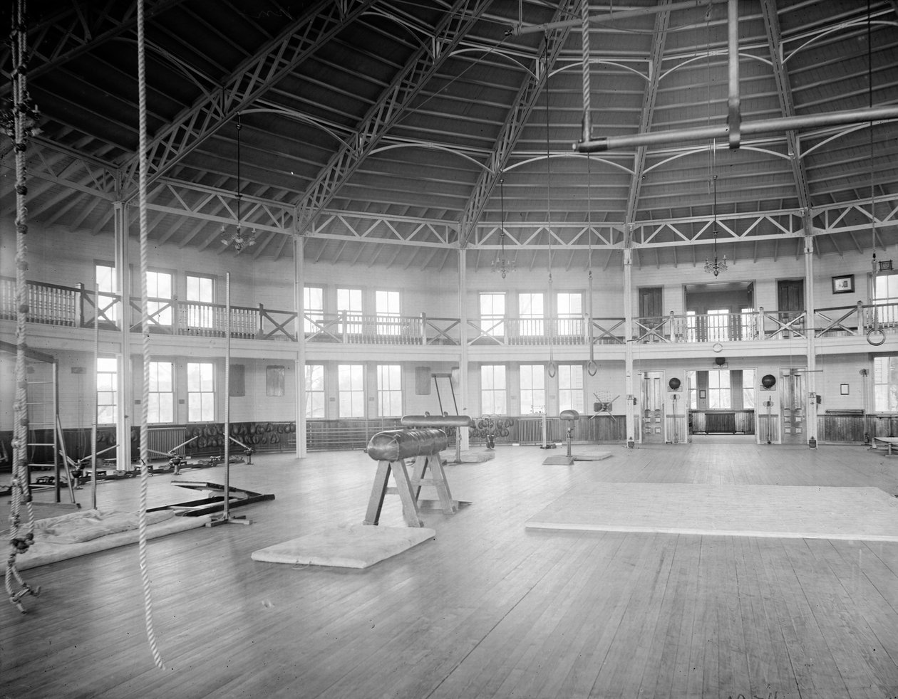 Interior del gimnasio, Academia Naval de EE.UU., c.1890-1901 de Detroit Publishing Co.
