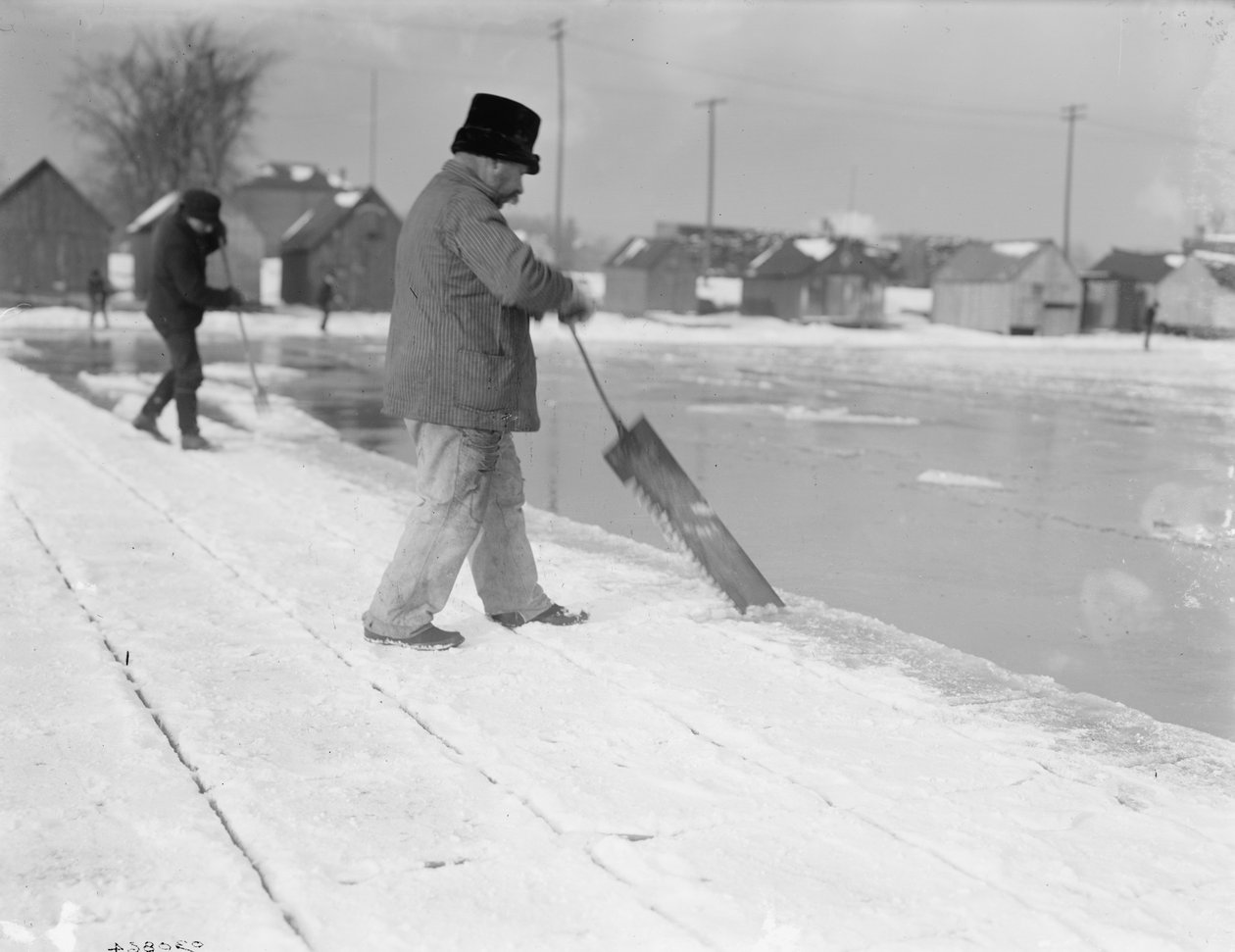 Cosecha de hielo, aserrado, c.1900-10 de Detroit Publishing Co.