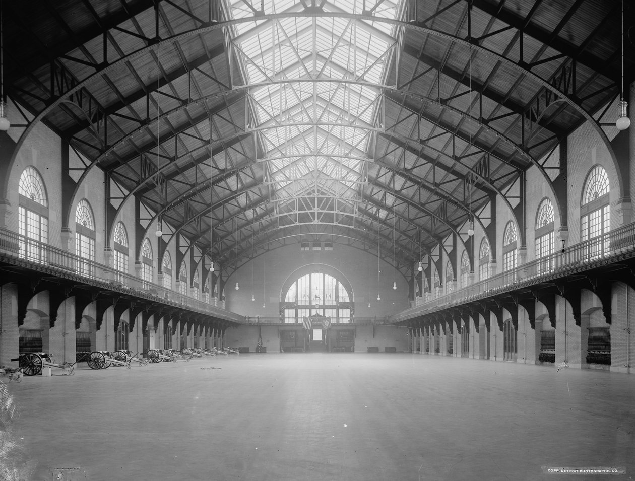 Interior de la armería, Academia Naval de EE.UU., Annapolis, Maryland, c.1900-06 de Detroit Publishing Co.