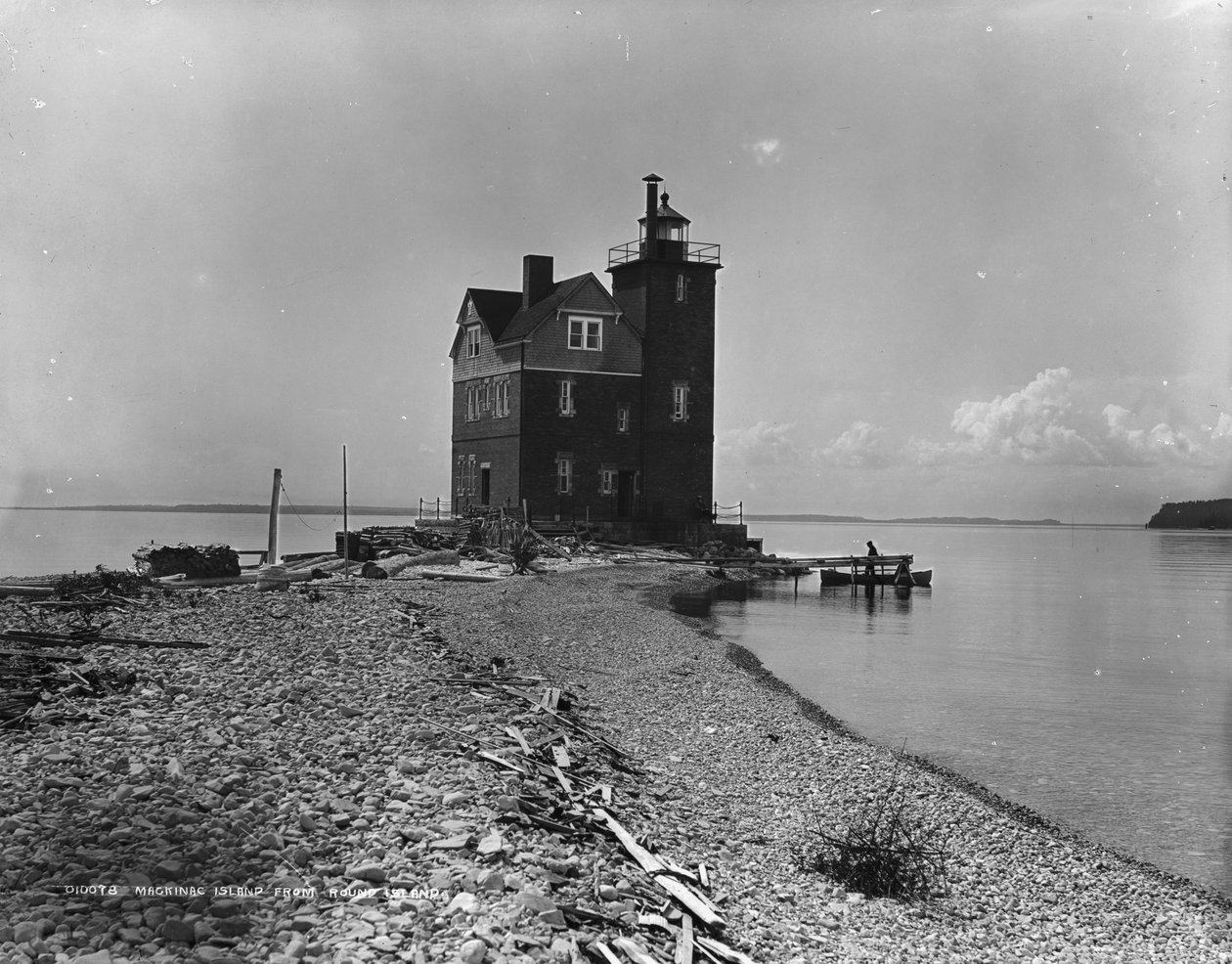 Isla Mackinac desde la Isla Redonda, c.1899 de Detroit Publishing Co.