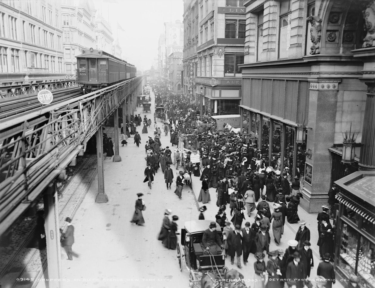 Compradores en la Sexta Avenida, Ciudad de Nueva York, c.1903 de Detroit Publishing Co.