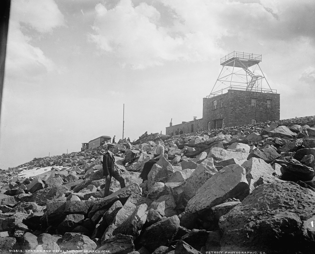 Estación y hotel, cima de Pike