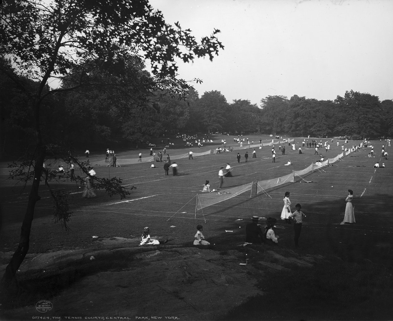 Las canchas de tenis, Central Park, Nueva York, c.1904 de Detroit Publishing Co.