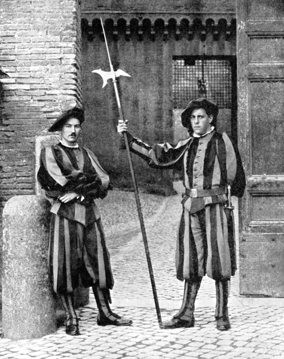 Guardias suizos, Ciudad del Vaticano, Roma, 1936 de Donald McLeish