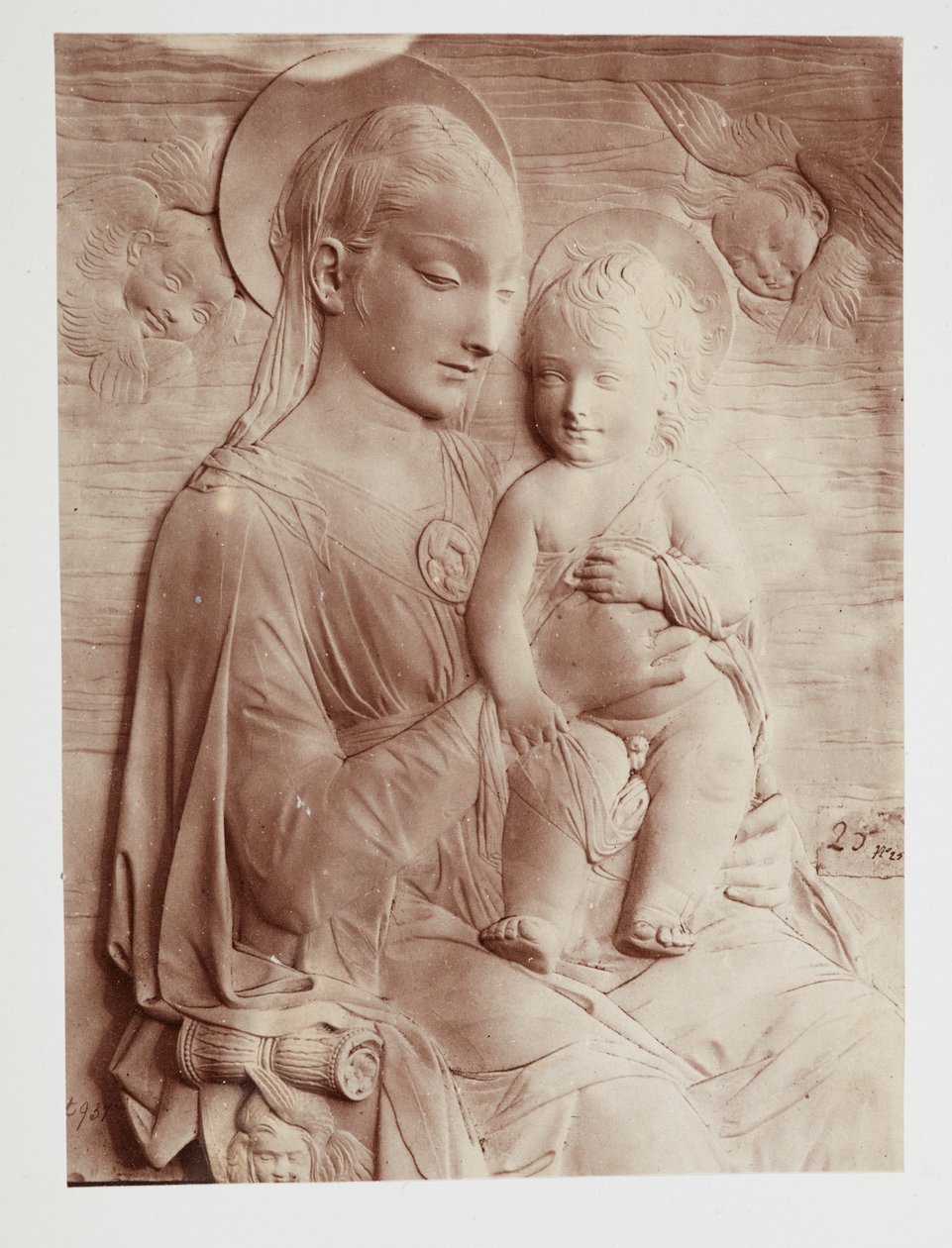 "Virgen con el Niño", de Donatello. de Donatello