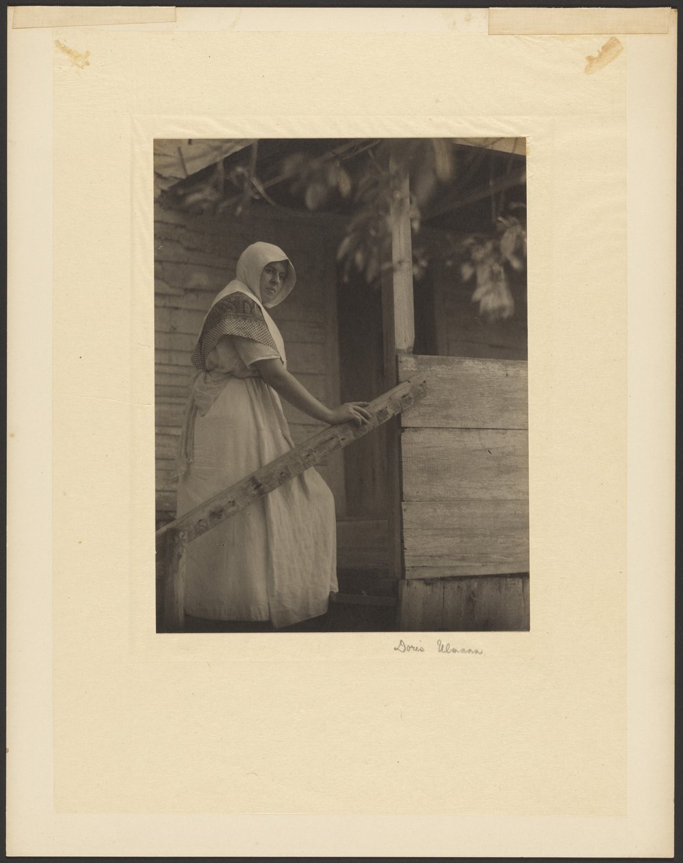 [Mujer joven subiendo escaleras] de Doris Ulmann