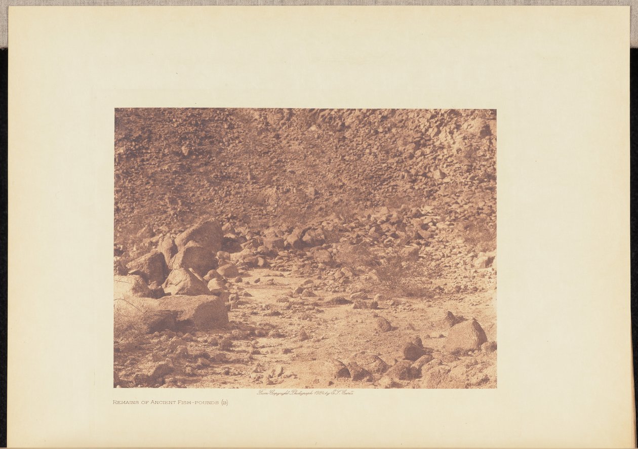 Restos de antiguos estanques de pescado (b) de Edward S. Curtis