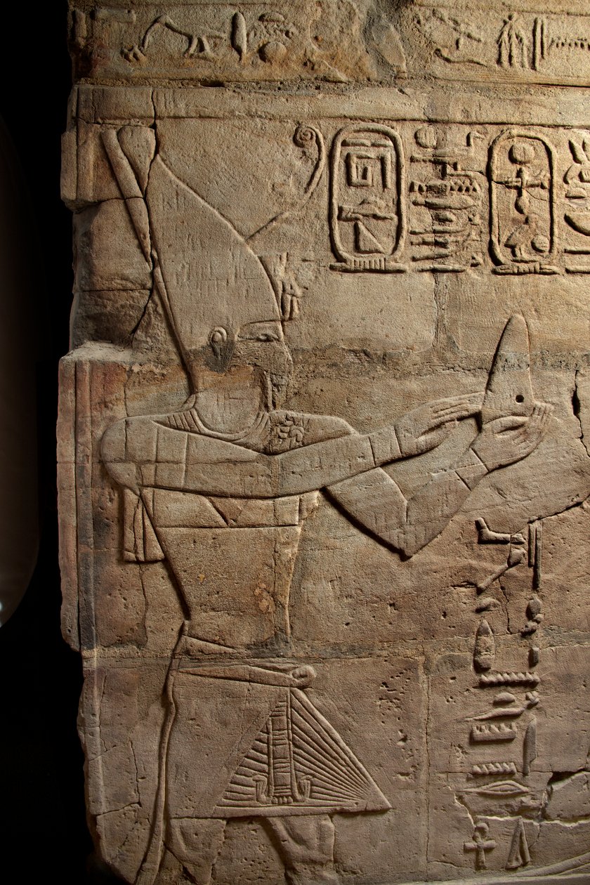 Relieve en un santuario erigido por el faraón Taharqa en el patio del Templo de Amón construido por él en Kawa en Nubia, Dinastía 25, Período Tardío, 690-64 a.C. (detalle) de Egyptian 25th Dynasty