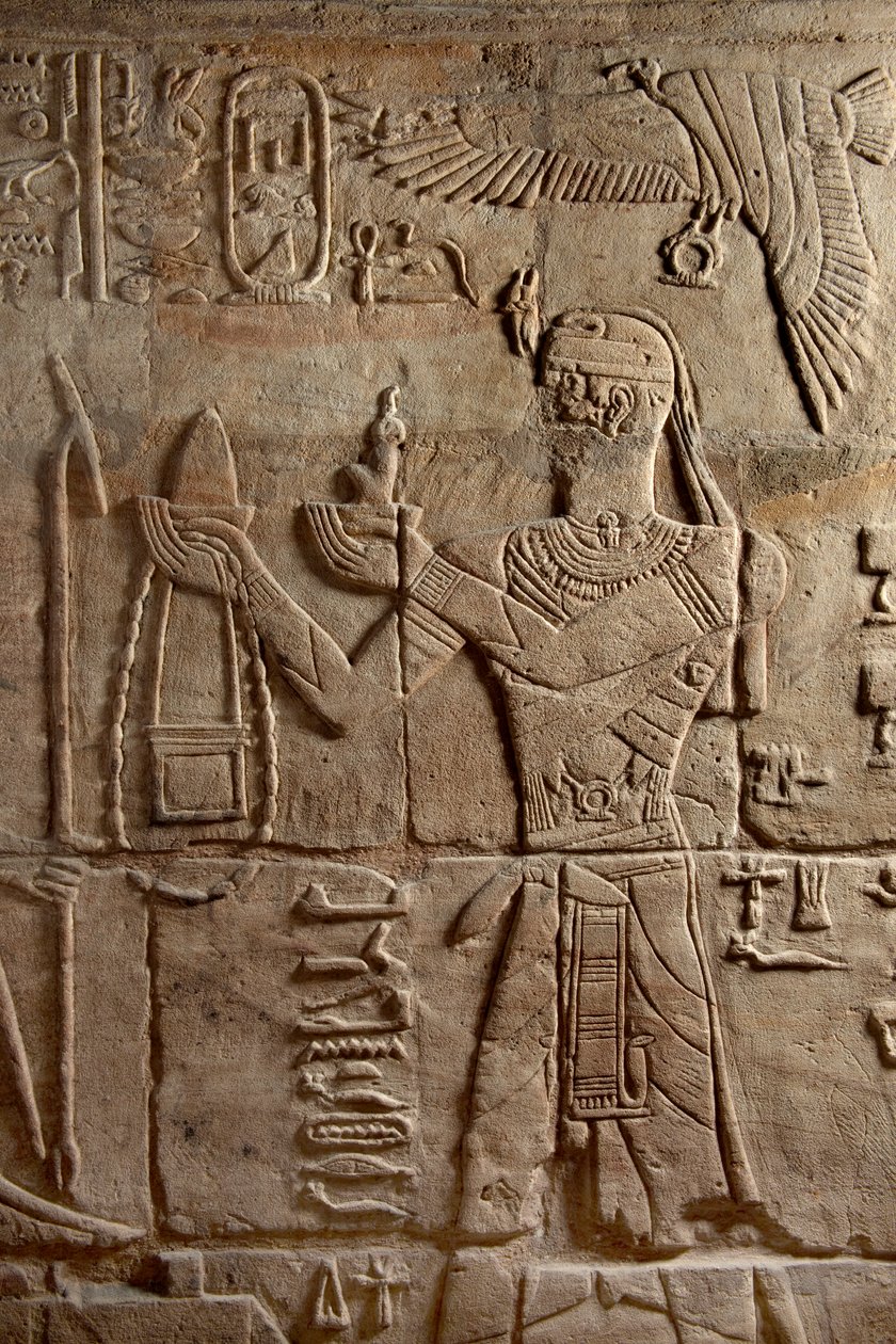 Relieve en un santuario erigido por el faraón Taharqa en el patio del Templo de Amón construido por él en Kawa en Nubia, Dinastía 25, Período Tardío, 690-64 a.C. (detalle) de Egyptian 25th Dynasty