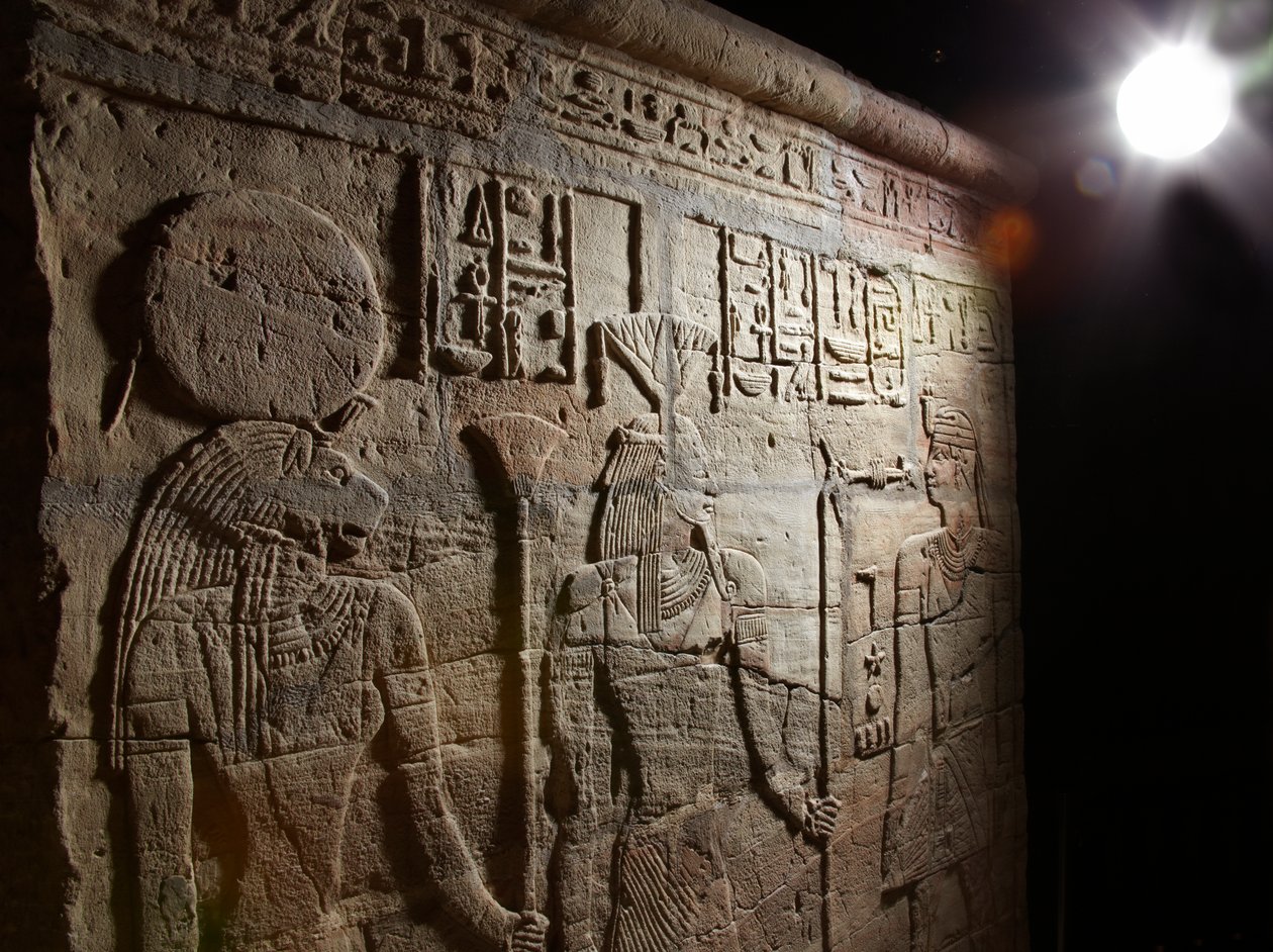 Relieve en un santuario erigido por el faraón Taharqa en el patio del Templo de Amón construido por él en Kawa en Nubia, Dinastía 25, Período Tardío, 690-64 a.C. (detalle) de Egyptian 25th Dynasty