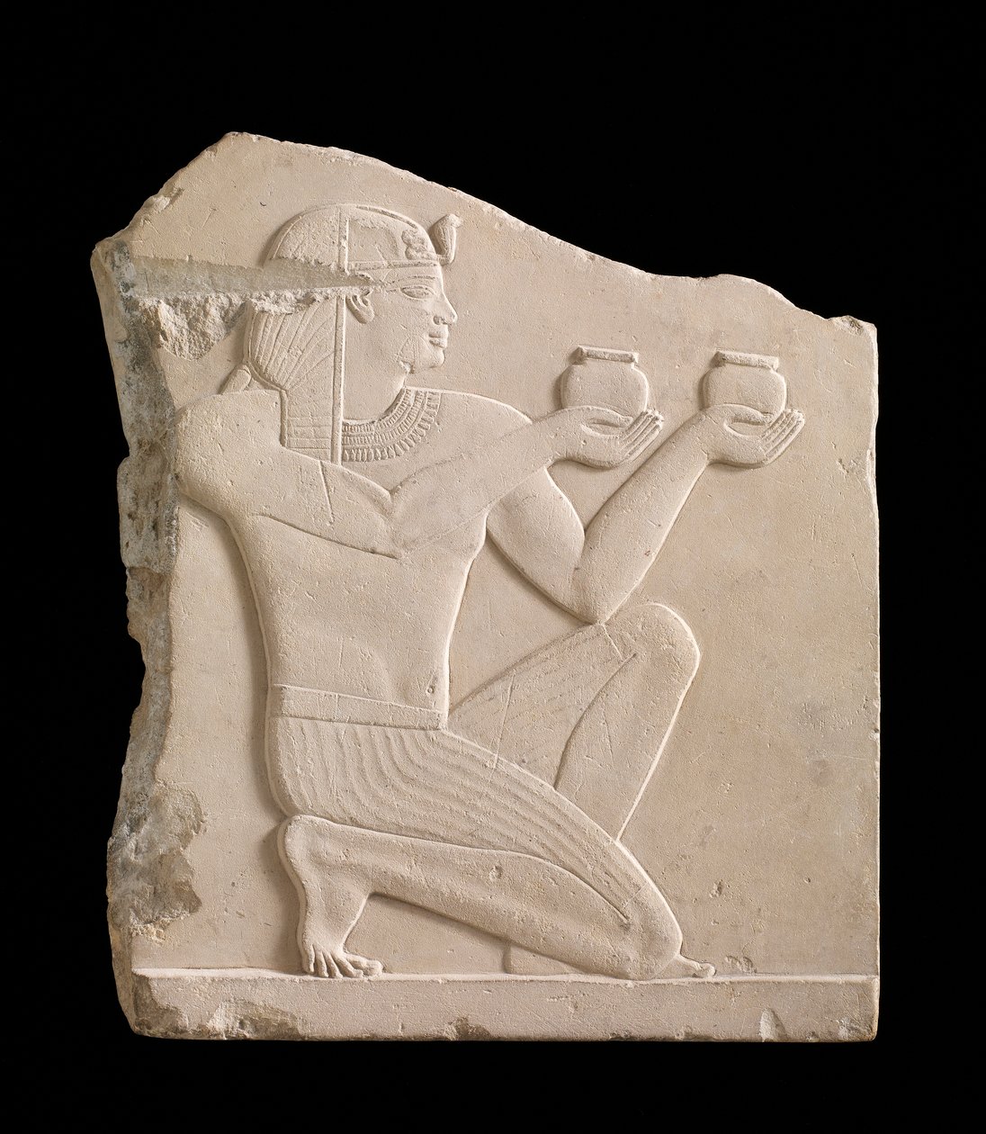 Placa que representa a un rey ofreciendo vino, período Ptolemaico, 305-30 a.C. de Egyptian Ptolemaic Period