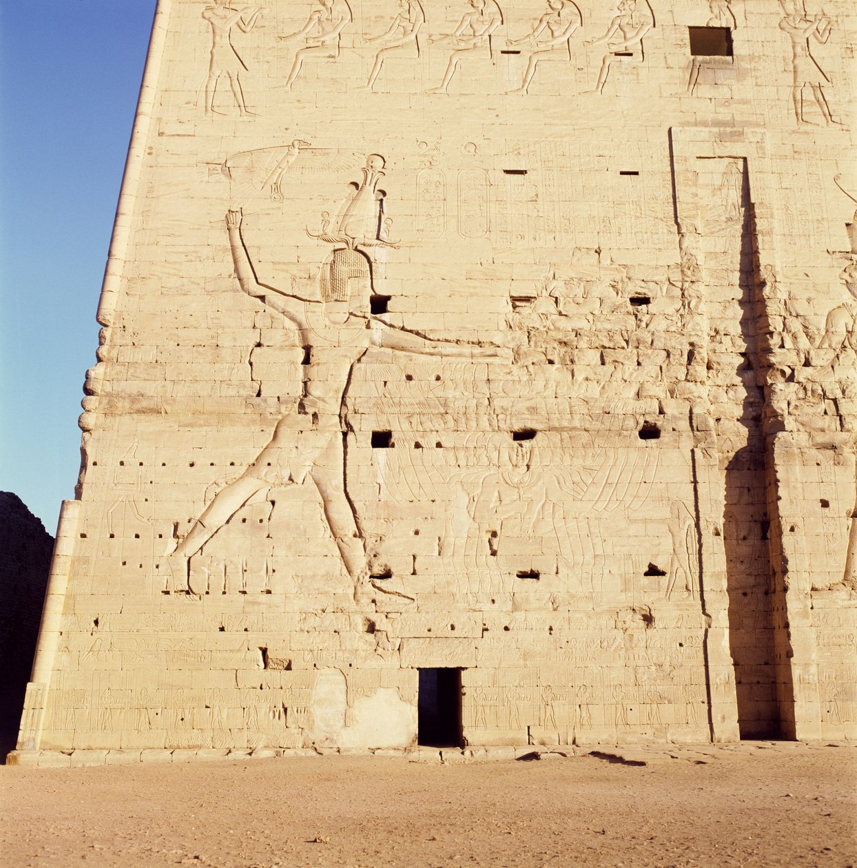 Ptolomeo XII (c.112-51 a.C.) golpeando a sus enemigos, del pilón de entrada del Templo de Horus de Egyptian Ptolemaic Period
