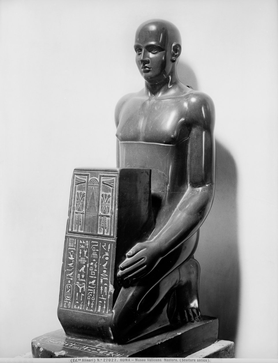 Estatua naofórica de un hombre (basalto) de Egyptian