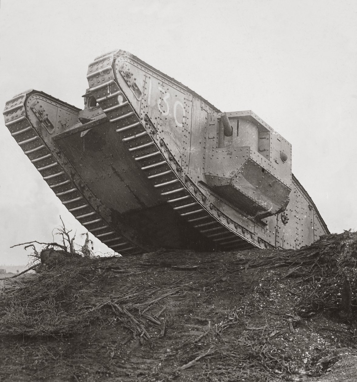 Un tanque lidera a la infantería en acción y rompe las alambradas de English Photographer