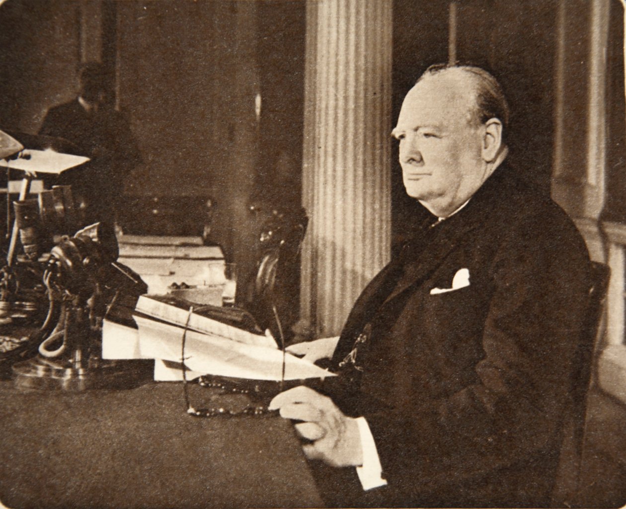 ¡Adelante, Britannia! ¡Larga vida a la causa de la Libertad! ¡Dios salve al Rey!: El Sr. Winston Churchill sentado al micrófono el Día de la Victoria en Europa, cuando anunció a la nación que la guerra con Alemania había terminado de English Photographer