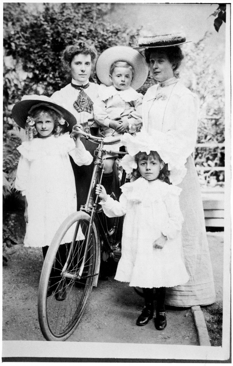 Grupo familiar con bicicleta, c.1890s de English Photographer