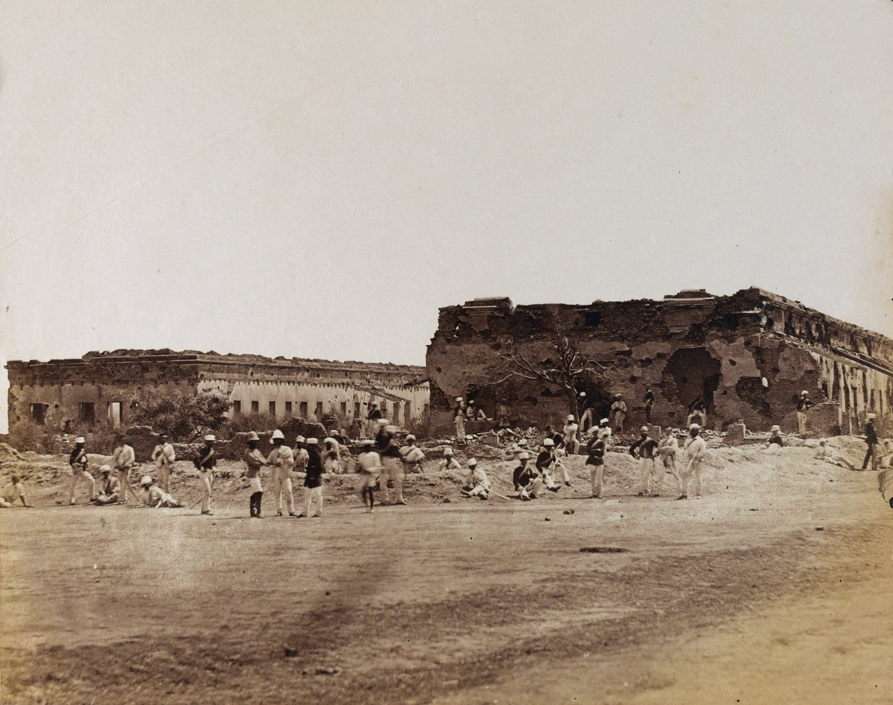 Soldados indios junto a edificios en ruinas, c.1858 de English Photographer
