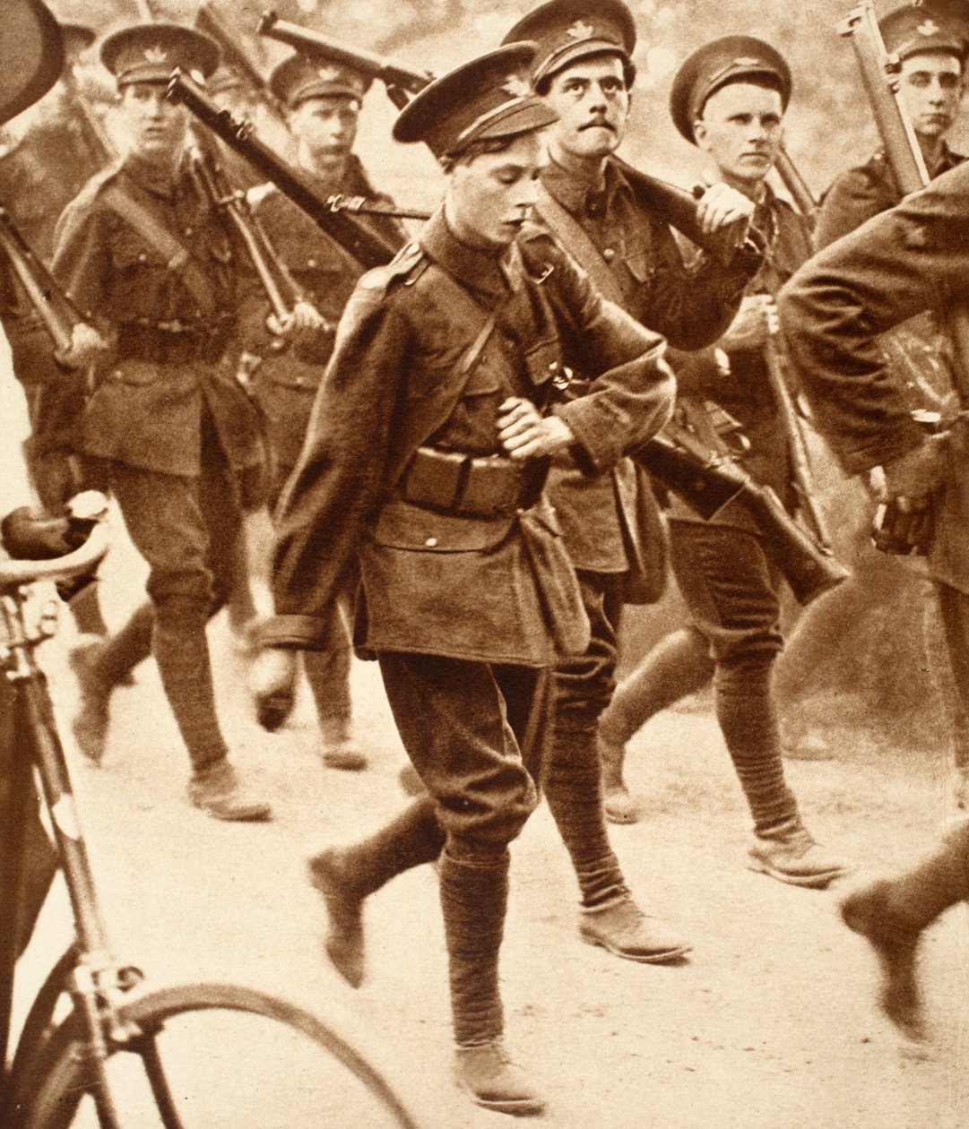 El Rey Eduardo VIII marchando con el O.T.C. de la Universidad de Oxford, antes de la Primera Guerra Mundial, c.1911 de English Photographer