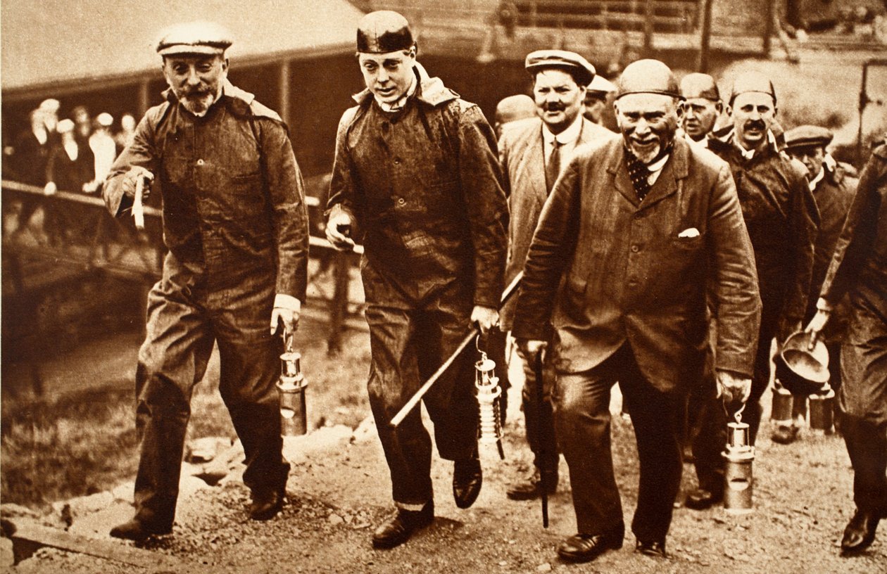 El Rey Eduardo VIII y los mineros bajando al pozo Cwmner, Cardiff de English Photographer