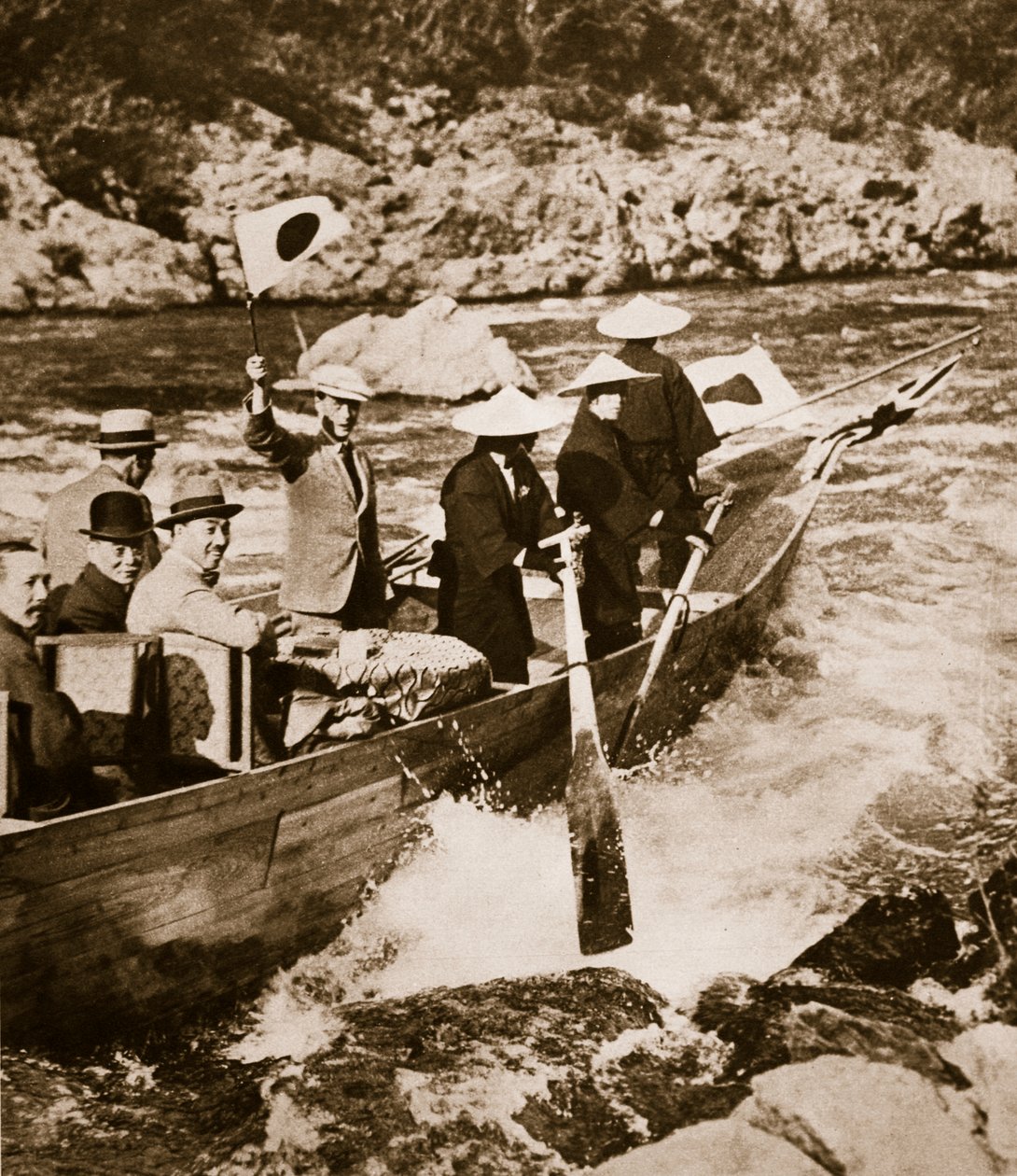 El Rey Eduardo VIII en los rápidos en Kioto, Japón, 1922 de English Photographer