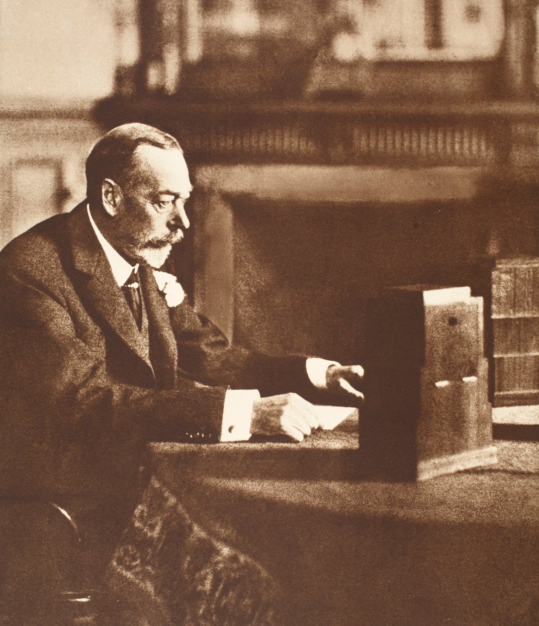 El Rey Jorge transmitiendo al Imperio el Día de Navidad en Sandringham, 1935 de English Photographer