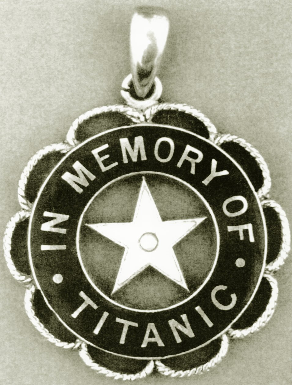 Medalla otorgada por White Star Line a los sobrevivientes del desastre del Titanic de English Photographer