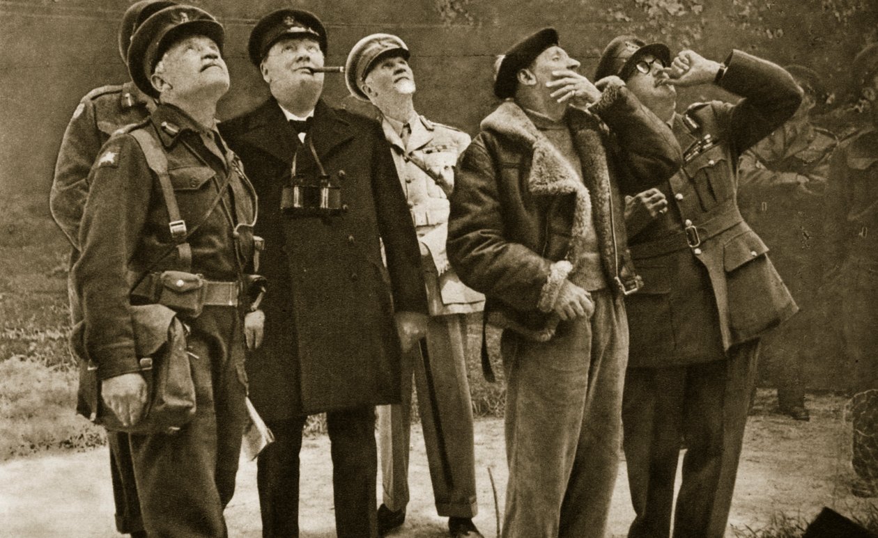 En el frente: Churchill y Montgomery observan un combate aéreo, 1944 de English Photographer