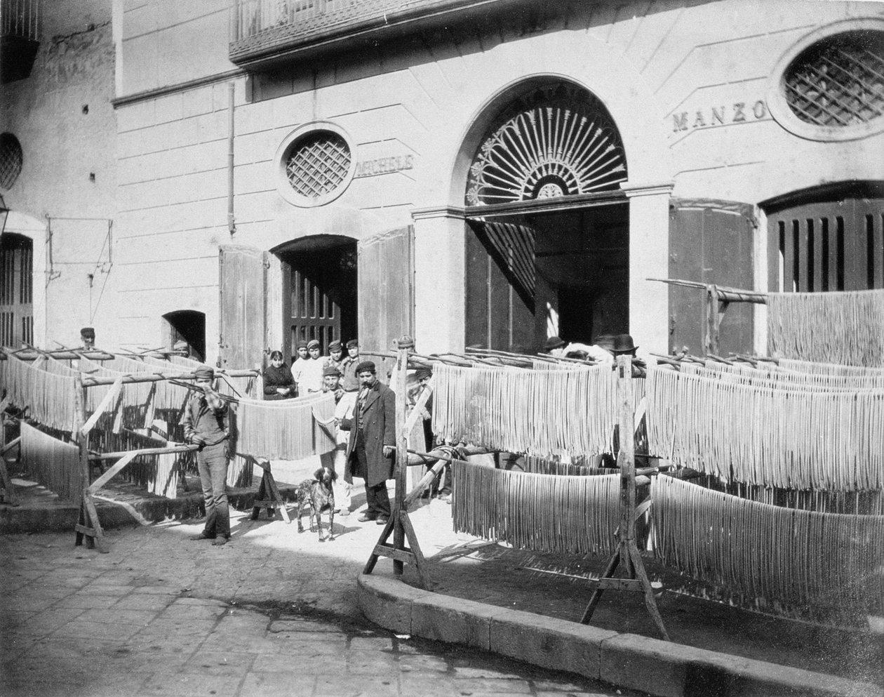 Secado de pasta en las calles, Nápoles, 1897 de English Photographer