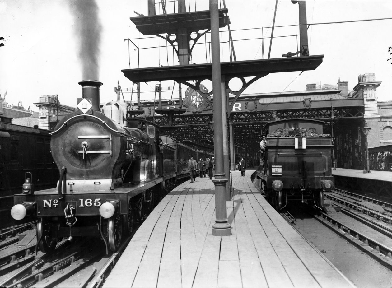 Plataformas en la estación de Charing Cross, 1913 de English Photographer