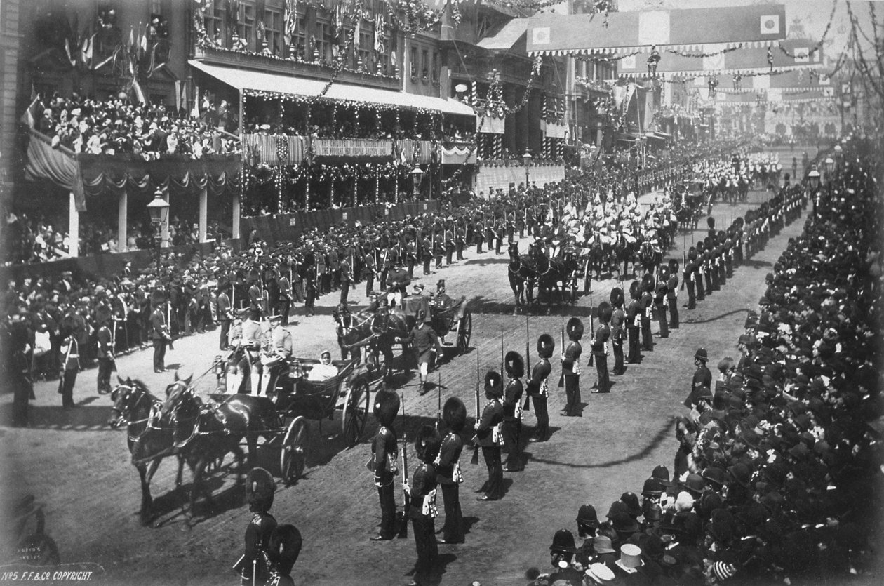 La Reina Victoria (1819-1901) siendo conducida por el centro de Londres durante las celebraciones de su Jubileo de Oro, 1887 de English Photographer