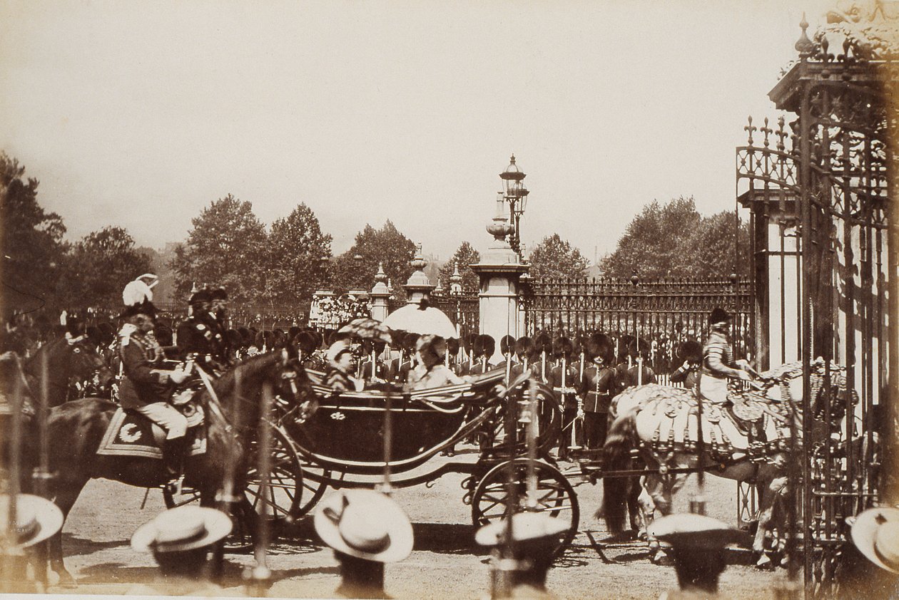 La Reina Victoria (1819-1901) siendo conducida por el centro de Londres durante las celebraciones de su Jubileo de Oro, 1887 de English Photographer