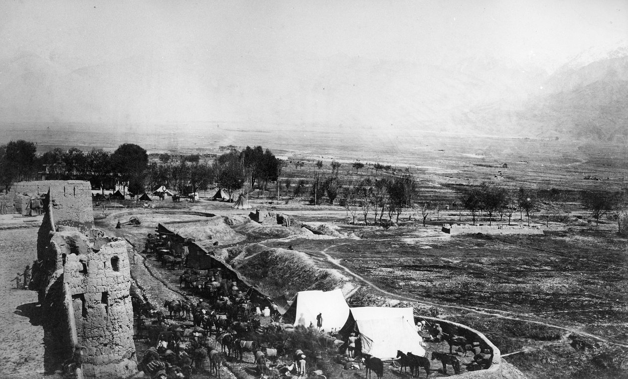 Escena de un campamento militar durante la Segunda Guerra Anglo-Afgana, 1878-80 de English Photographer