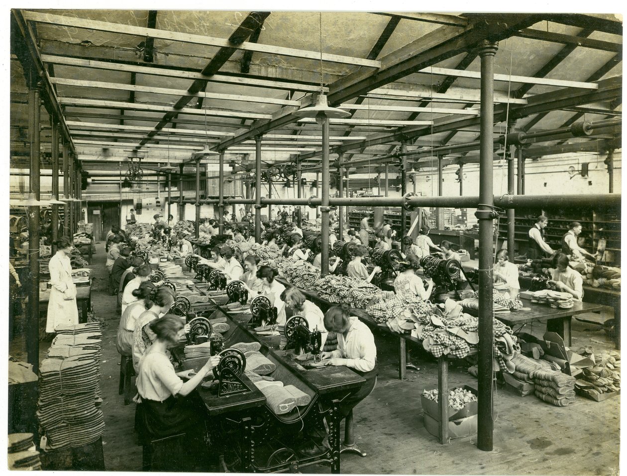 Fabricación de zapatillas, Long Meadow, 1923 de English Photographer