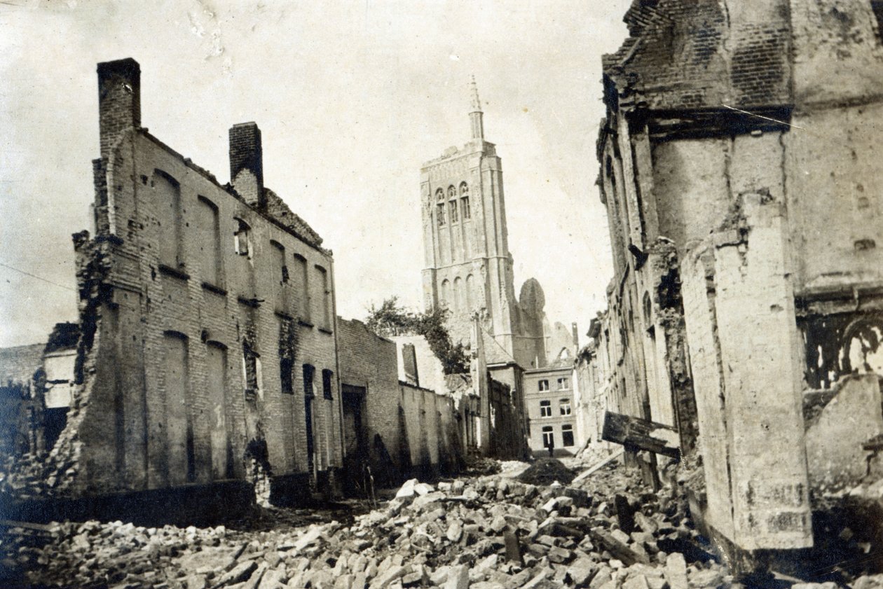 Iglesia de San Jacobo, Ypres, junio de 1915 de English Photographer