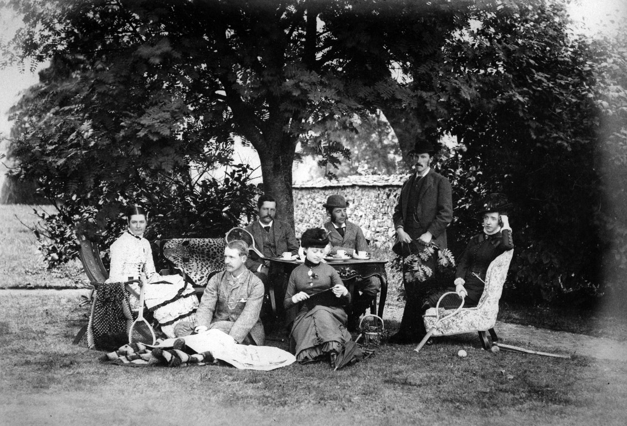 Té en el jardín, c.1890 de English Photographer