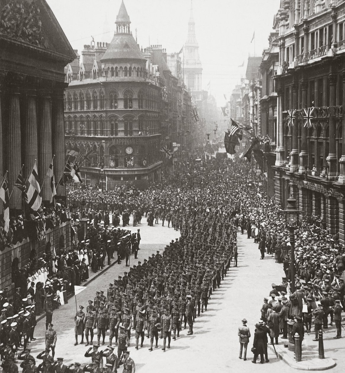 El Imperio rinde homenaje a sus guerreros victoriosos en el Día de la Paz - el Alcalde tomando el saludo, 19 de julio de 1919 de English Photographer