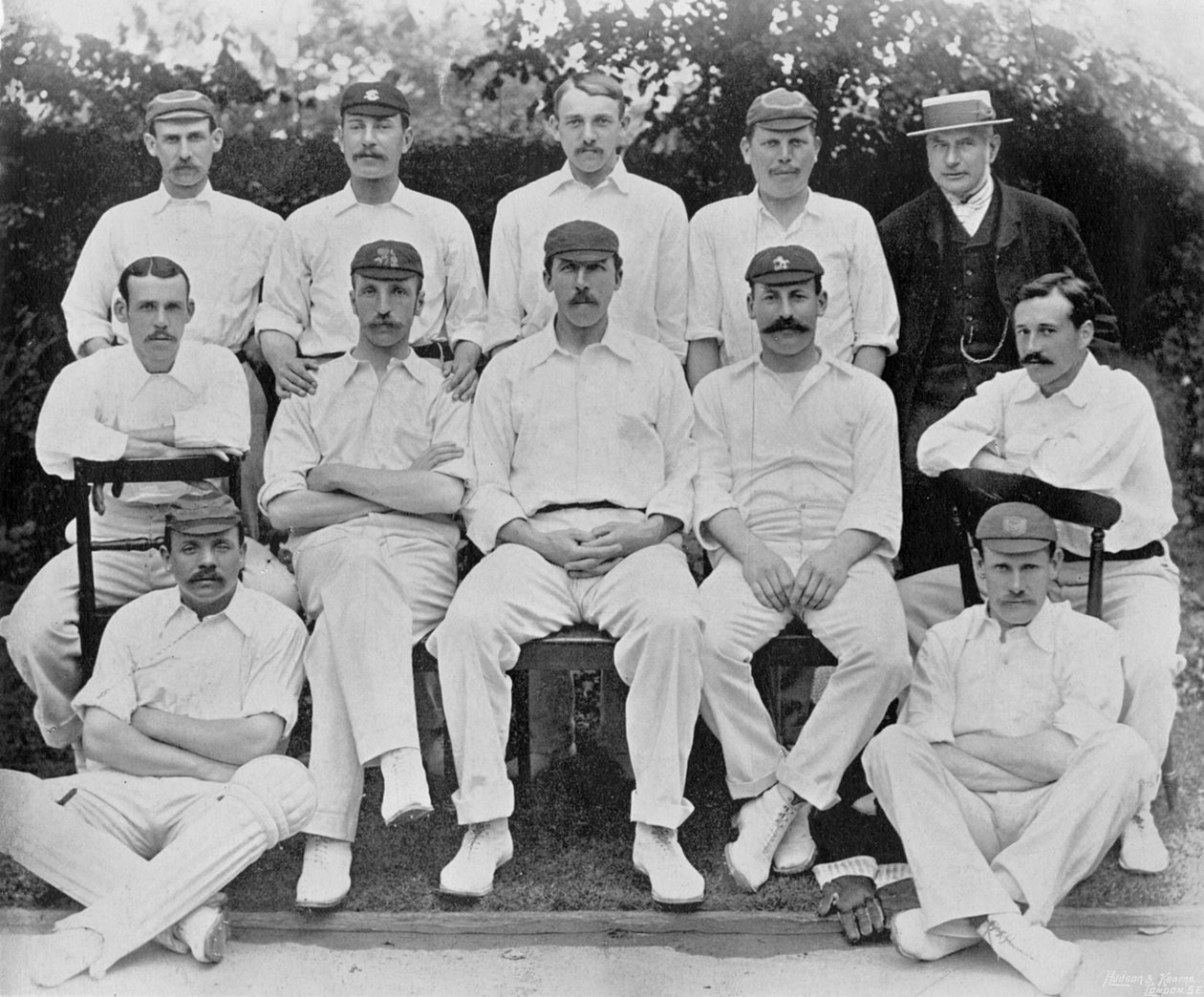 El equipo de los Jugadores del partido Caballeros vs Jugadores en Lords en 1894, de Cricketers Famosos y Campos de Cricket, publicado por Hudson y Kearns, 1895 de English Photographer